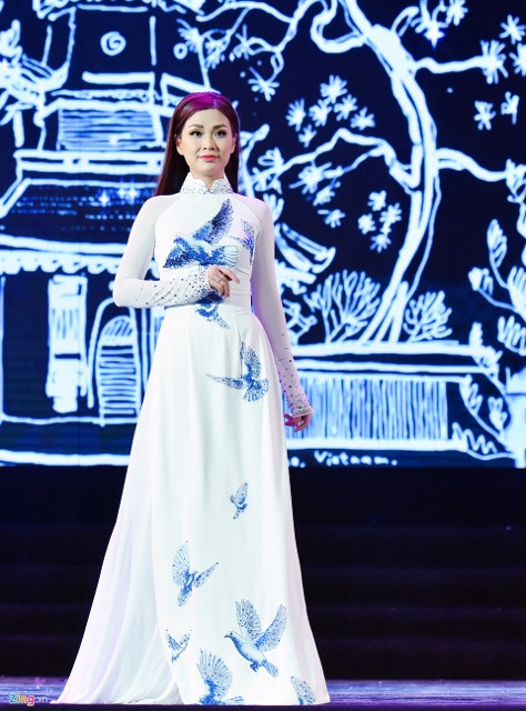 Á hậu Nguyễn Lâm Diễm Trang trở lại trên sân khấu sau thời gian dài vắng bóng vì sinh bé Julia.
