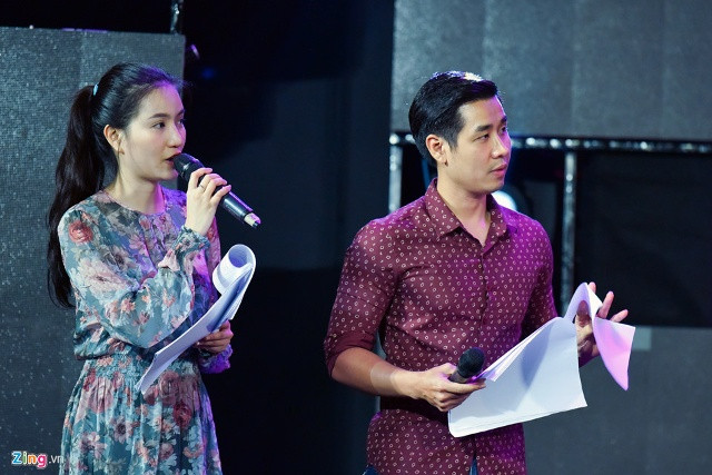 Nguyên Khang và Mỹ Linh sẽ làm MC cho lễ trao giải Liên hoan phim Việt Nam. Trong đêm khai mạc, Mỹ Linh đã gặp sự cố khi dẫm chân lên váy suýt ngã.