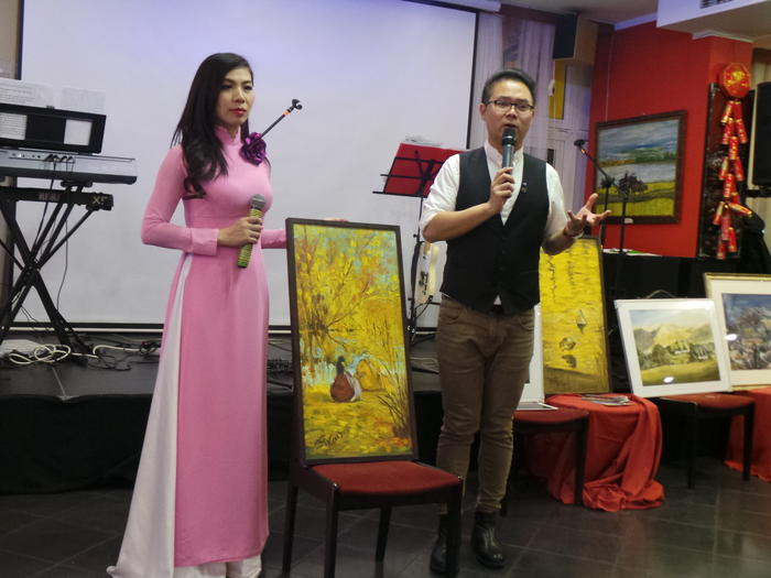 Hoa khôi Trần Lê Na và MC Lê Quang đang tổ chức đấu giá bức tranh Cùng nhau của tác giả Lợi Hồng Điệp. Ảnh: Nguyễn Thức Tuấn
