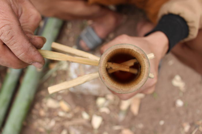 Trên đầu ống nứa, người Thái khoan lỗ để luồn các then khóa. Nhạc cụ này có 3 dây kim loại được nối từ các nốt khóa đến lỗ khoan phía dưới ống nứa. Ảnh: Đình Tuân