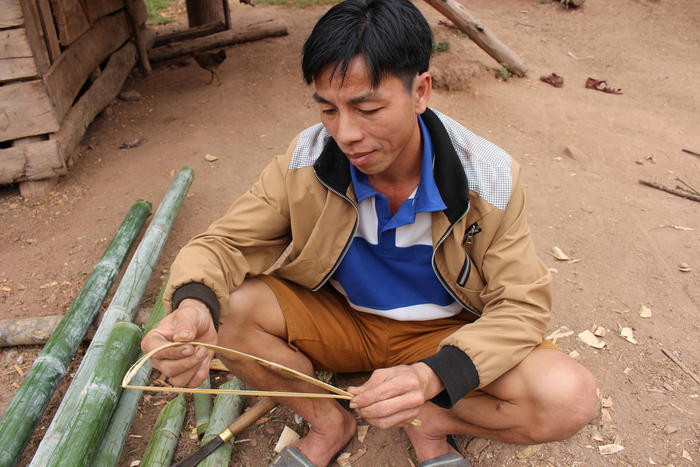 Cung kéo làm từ một thanh tre mỏng có chiều dài khoảng 45cm, rộng khoảng 1cm; dây cung thường được làm từ những sợi cước nhỏ, nhưng phổ biến nhất là làm bằng dây nứa. Ảnh: Đình Tuân
