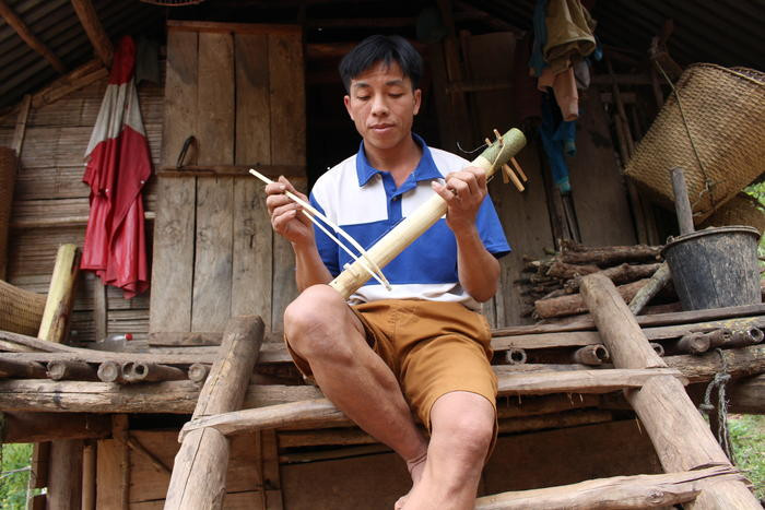  Âm thanh của xí xa lo mộc mạc như chính tâm hồn người Thái. Nhạc cụ này được sử dụng để đệm cho các bài dân ca Thái như: lăm, xuối nhuôn... cũng có thể kết hợp với các loại nhạc cụ khác để tạo thành bản hòa tấu độc đáo và vui nhộn. Ảnh: Đình Tuân      