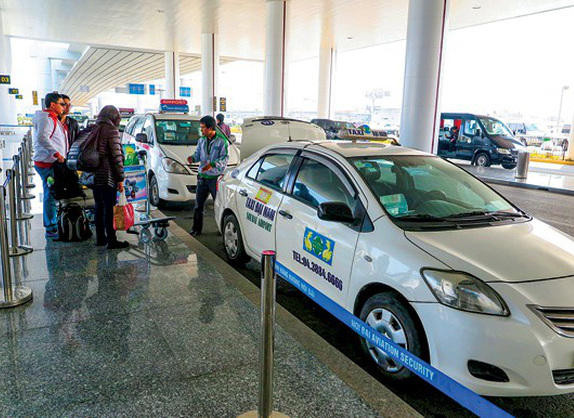 Việc đặt tiêu chuẩn niên hạn taxi chở khách tại Nội Bài không quá 6 năm khiến nhiều doanh nghiệp taxi bức xúc (Trong ảnh: Taxi đón khách tại CHK Nội Bài)