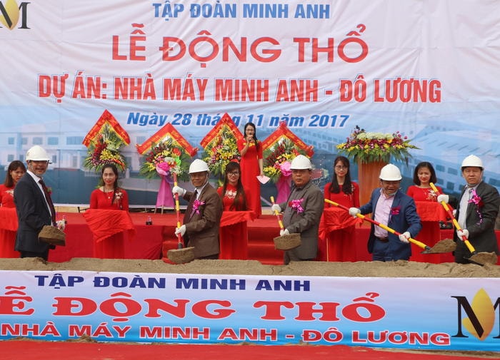 Các đồng chí lãnh đạo huyện và Tập đoàn Minh Anh chính thức khởi công xây dựng dự án Nhà máy may Minh Anh - Đô Lương. Ảnh: Hữu Hoàn