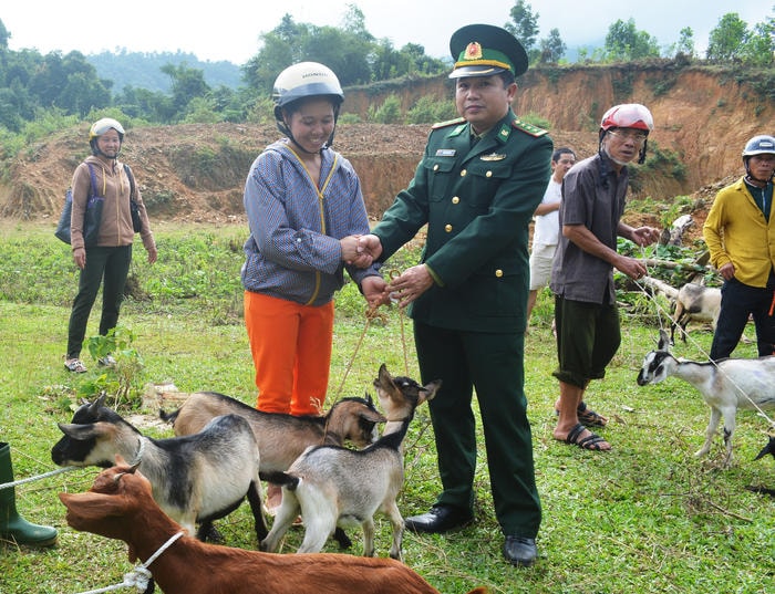 Thượng  tá Trần Đăng Khoa Phó chủ nhiệm chính trị trao dê cho người dân. Ảnh: Hải Thượng