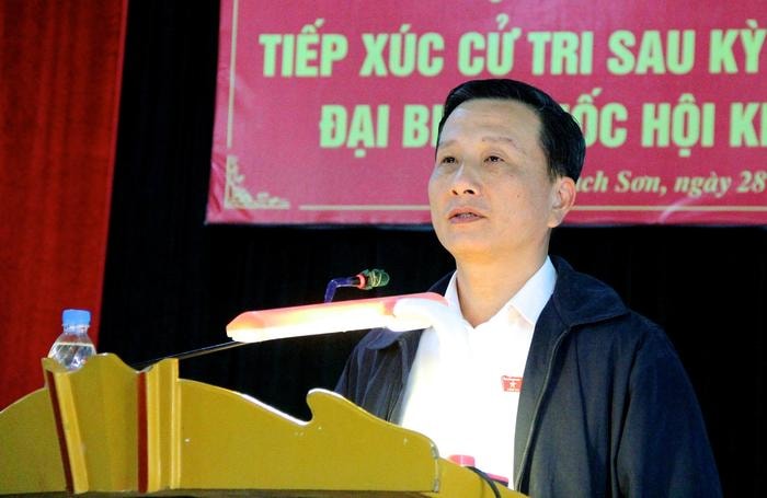 Đại biểu Lê Quang Huy tóm tắt kết quả kỳ họp thứ 4, Quốc hội khoá XIV. Quốc hội đã thông qua 6 dự luật và nhiều cơ chế, chính sách quan trọng, mang tính đột phá. Trong đó phải kể đến mục tiêu tăng trưởng kinh tế - xã hội năm 2018, phân bổ ngân sách, quản lý nợ công, quy hoạch tổng thể quốc gia, cơ chế đặc thù phát triển TP HCM, làm đường bộ cao tốc Bắc – Nam, xây sân bay Long Thành...Ảnh: Mỹ Nga.