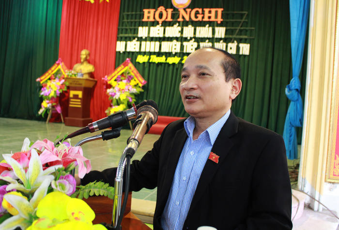 Ông Nguyễn Thanh Hiền ghi nhận, tiếp thu, giải trình các kiến nghị của cử tri. Ảnh: Phương Thúy