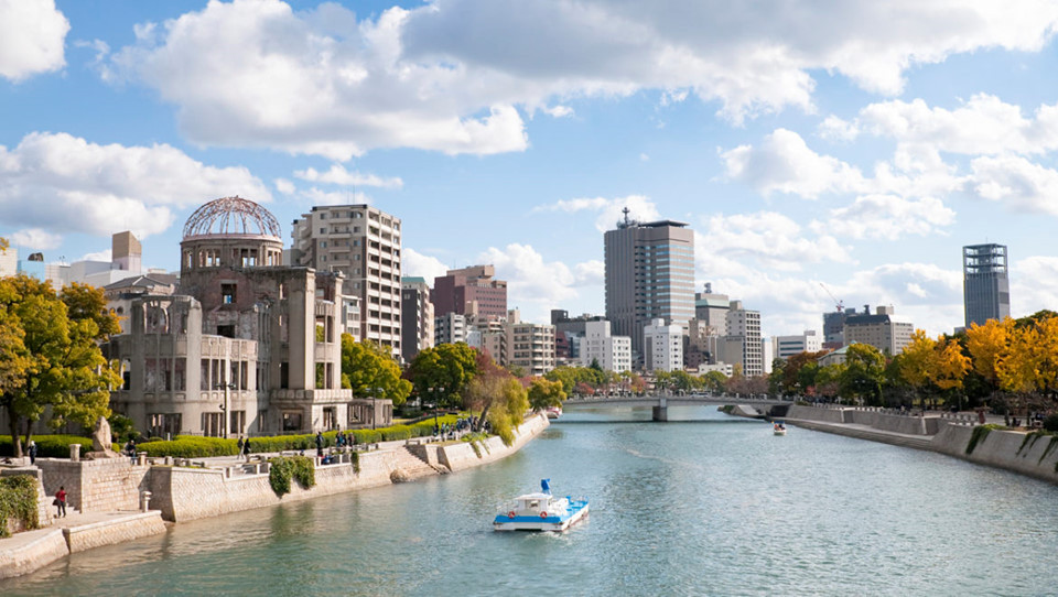 Hiroshima, Nhật Bản: Vào ngày 6/8/1945, Mỹ đã ném quả bom nguyên tử đầu tiên xuống thành phố Hiroshima, Nhật Bản, phá hủy 2/3 thành phố và khiến hàng chục nghìn người mất mạng. Ngay sau đó, thành phố và các công trình quan trọng đã được xây dựng lại, trong đó có lâu đài Hiroshima thế kỷ 16 được phục dựng vào những năm 1950. Trong khi đó, mái vòm Genbaku Dome tồn tại qua trận ném bom đã được Unesco công nhận là di sản thế giới, đồng thời trở thành đài tưởng niệm hòa bình nổi tiếng thế giới. Ảnh: Intrepidtravel.