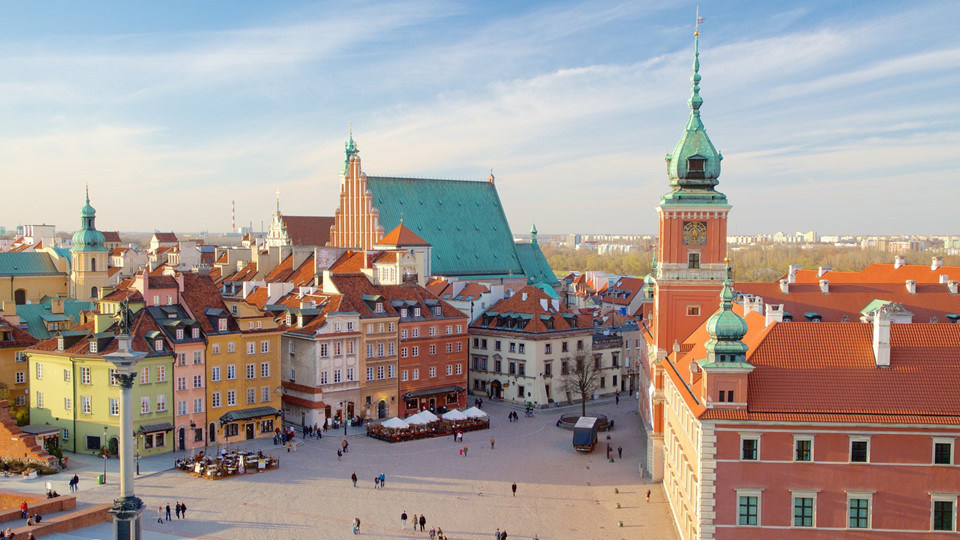 Warsaw, Ba Lan: Thủ đô nhộn nhịp của Ba Lan ngày nay đã từng chỉ là đống đổ nát, bị hư hỏng nặng nề do vụ đánh bom vào năm 1939 khi Đức xâm lược Ba Lan. Sau đó 5 năm, trước khi rút quân, lực lượng Đức tiếp tục phá hủy thành phố nhằm trả thù Cuộc nổi dậy ở Warsaw. Tuy nhiên, sau khi chiến tranh kết thúc, thành phố đã được xây dựng lại. Điều đáng chú ý nhất là quảng trường Old Market lịch sử ở Warsaw và một phần của Old Town được Unesco công nhận là di sản thế giới đã được xây dựng lại từ đống đổ nát còn lại sau chiến tranh. Ảnh: Expedia.