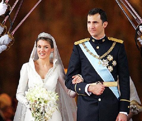 Hoàng tử Felipe kết hôn với nữ phóng viên xinh đẹp của kênh CNN – Letizia Ortiz Rocasolano vào ngày 22 tháng 5 năm 2004. Đám cưới được tường thuật trực tiếp trên truyền hình trước sự theo dõi của cả thế giới
