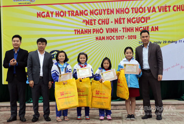 Trao thưởng cho các thí sinh xuất sắc nhất tại cuộc thi viết chữ đẹp 