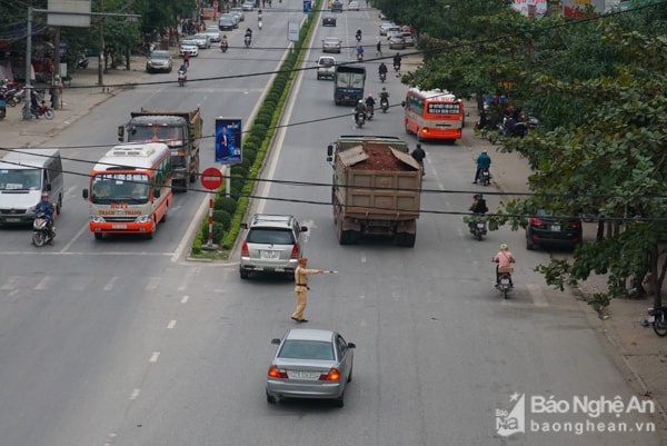 Không chỉ riêng trên QL46, tình trạng xe cơi nới có dấu hiệu chở quá tải diễn ra phổ biến trên nhiều tuyến đường quốc lộ, tỉnh lộ, đường liên huyện, liên xã, đây cũng là một trong nhưng nguyên nhân gây xuống cấp đường giao thông khiến dư luận nhân dân hết sức bất bình trong thời gian qua. Ảnh chụp tại ngã tư Quán Bánh (TP Vinh) lúc 9h43 ngày 24/11.