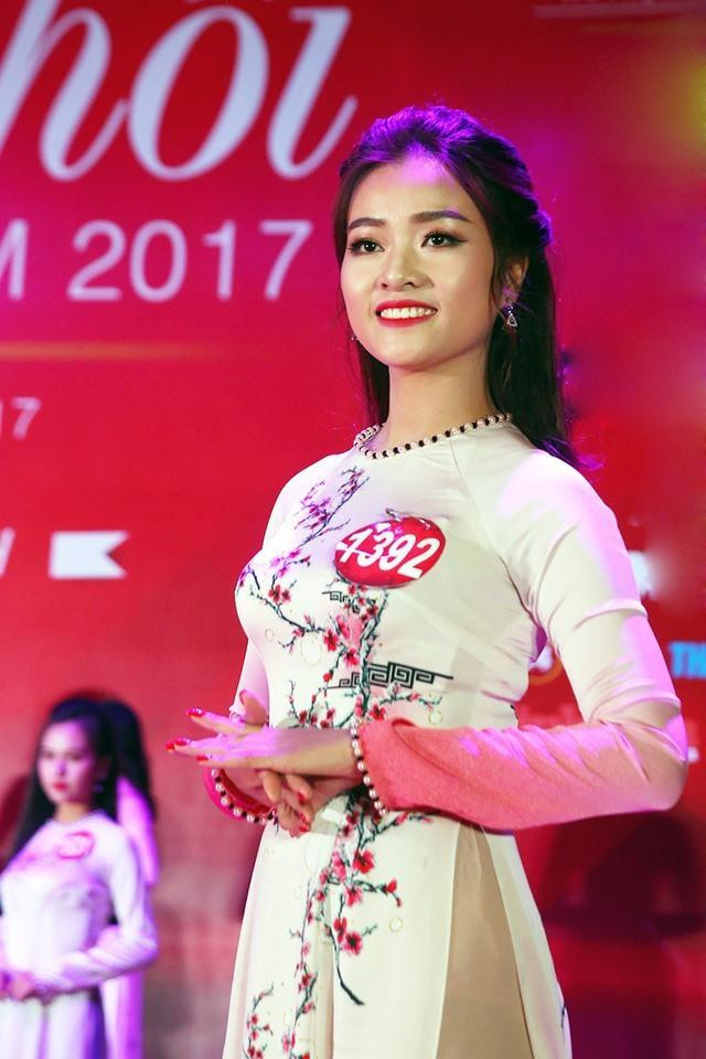 Nữ sinh Nguyễn Thị Tình đại diện cho sinh viên ĐH Vinh tham gia vòng chung kết cuộc thi Hoa khôi Sinh viên Việt Nam 2017. Ảnh: NVCC