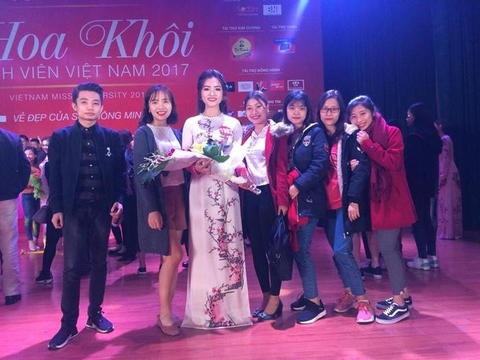 Tham gia cuộc thi Hoa hậu sinh viên Việt Nam, Nguyễn Thị Tình có sự giúp đỡ của rất nhiều bạn bè. Ảnh: NVCC 