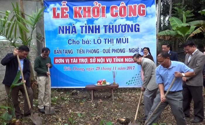 Đại diện Sở Nội vụ, lãnh đạo UBND huyện Quế Phong, đại diện chính quyền địa phương khởi công xây dựng nhà tình nghĩa cho gia đình bà Nguyễn Thị Tem. Ảnh: 