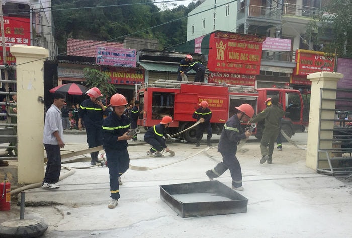 Lực lượng cứu hộ triển khai đội hình 2 tại hiện trường. Ảnh: Duy Khánh