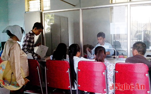 Người dân giao dịch tại bộ phận một cửa phường Quỳnh Thiện, thị xã Hoàng Mai. Ảnh tư liệu