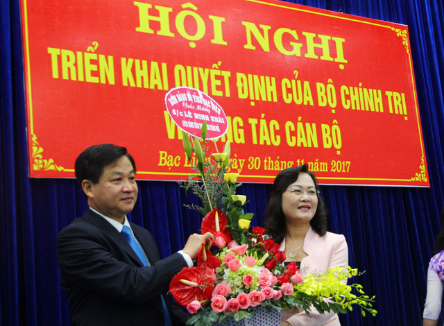Tân tổng thanh tra Chính phủ Lê Minh Khái nhận hoa chúc mừng của Tỉnh ủy Bạc Liêu - Ảnh: CHÍ QUỐC