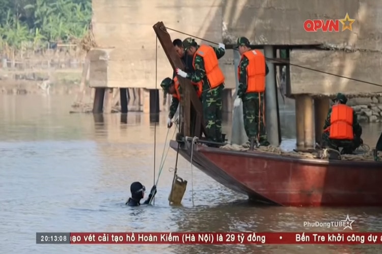 Theo kênh truyền hình Quốc phòng Việt Nam, trong chiều ngày 28/11 lực lượng công binh thuộc Binh chủng Công binh và Bộ Tư lệnh Thủ đô Hà Nội đã trục vớt và di chuyển an toàn quả bom nặng hơn 1 tấn nằm dưới chân cầu Long Biên gây xôn xáo dư luận trong thời gian gần đây. Nguồn ảnh: QPVN.