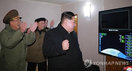 Nhà lãnh đạo Triều Tiên Kim Jong-Un theo dõi dữ liệu hành trình bay của tên lửa Hwasong-15. Ảnh: Yonhap News