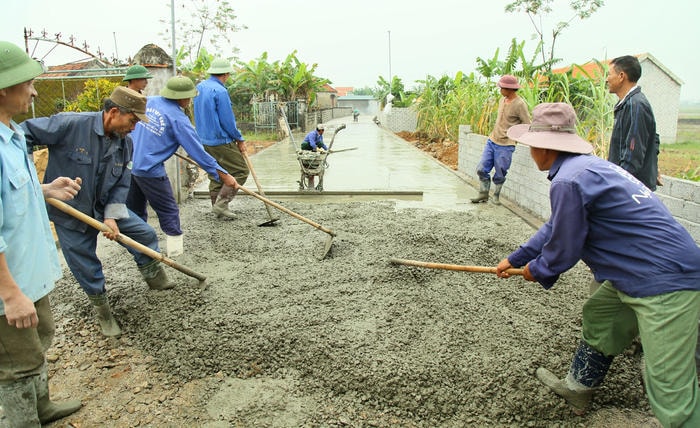 Nhân dân xóm 16, xã Diễn Trường (Diễn Châu) đang hoàn chỉnh thi công đường bê tông trong làng.