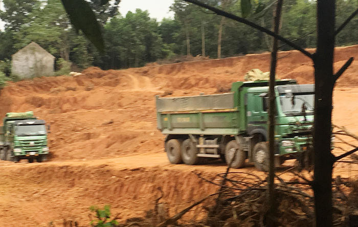 Xe tải nườm nượp vào mỏ đất mặc dù chính quyền xã khẳng định đã đình chỉ mỏ đất. Ảnh chụp vào ngày 28/11/2017