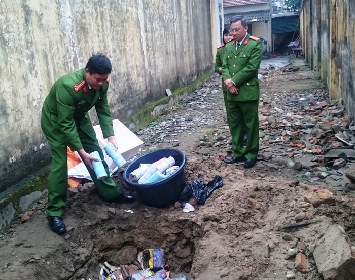 Lực lượng chức năng tiến hành tiêu hủy tang vật vi phạm. Ảnh: Hồng Quang