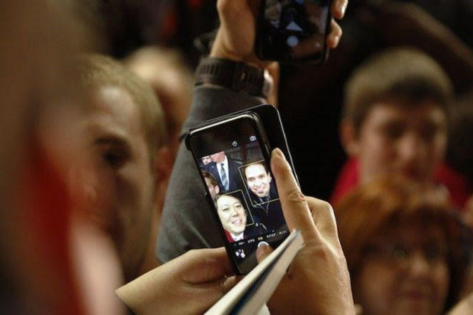 Facebook có thể yêu cầu người dùng khai báo ảnh selfie khi xác thực điều gì đóẢNH: AFP