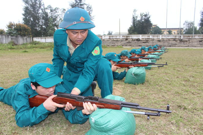 Cán bộ, chiến sỹ Ban CHQS phường Lê Lợi (TP Vinh) huấn luyện bắn súng. Ảnh tư liệu