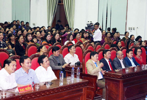 Đồng chí Nguyễn Bá Tân - Chi cục trưởng Chi cục Dân số - KHHGĐ, lãnh đạo huyện Đô Lương cùng đông đảo nhân dân đã tham dự chương trình. Ảnh: Mỹ Hà