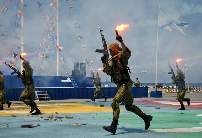Lính thủy đánh bộ Nga diễn tập tại cảng Vladivostok, vùng Viễn Đông Nga. Ảnh: AP