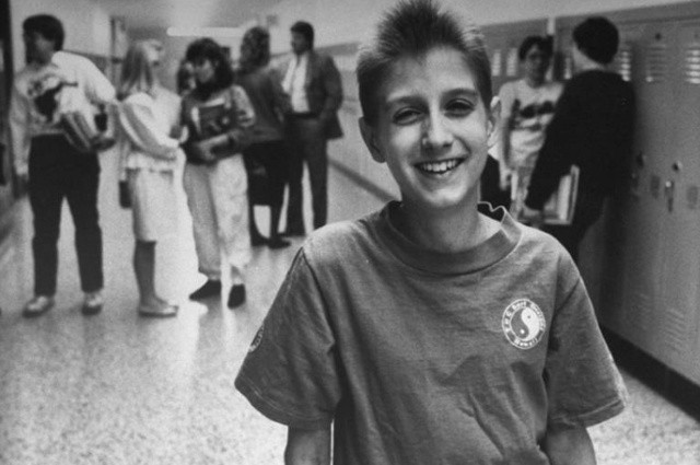 Nụ cười tươi của Ryan White tại ngôi trường mới ở Indiana ngày 1/1/1987. Được biết, Ryan đã phải chuyển trường trước đó vì nhà trường không tiếp nhận em do lo sợ căn bệnh thế kỷ mà em mắc phải làm ảnh hưởng tới các học sinh khác. (Ảnh: ATI)