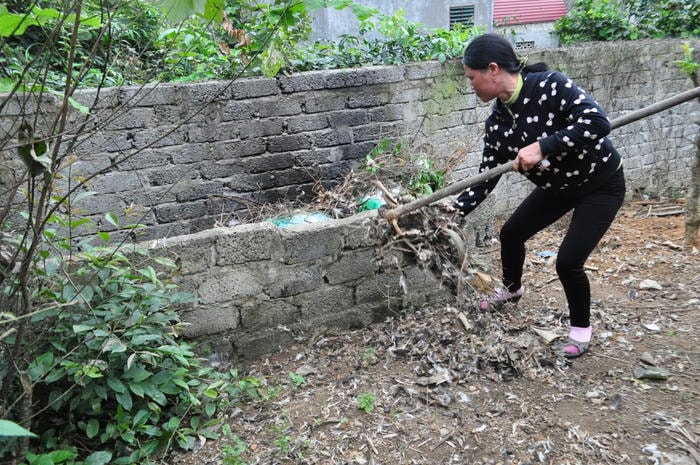 Nhiều hộ ở Thanh Chương xây dựng hố rác tại gia đình để tự thu gom và xử lý rác thải. Ảnh: Mai Hoa