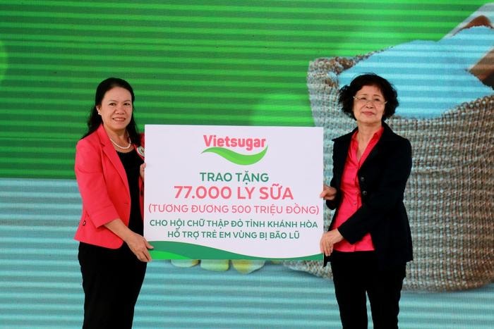 Bà Nguyễn Thị Thanh Hòa – Chủ tịch Hội đồng quản trị Công ty cổ phần đường Việt Nam, Giám đốc Điều hành Công ty cổ phần Sữa Việt Nam trao bảng tượng trưng món quà 77,000 ly sữa Vinamilk – tương đương 500 triệu đồng cho bà Nguyễn Thị Xuân Thu – Chủ tịch Trung ương Hội Chữ thập đỏ Việt Nam để hỗ trợ dinh dưỡng cho trẻ em các vùng bị ảnh hưởng bão lũ của tỉnh Khánh Hòa
