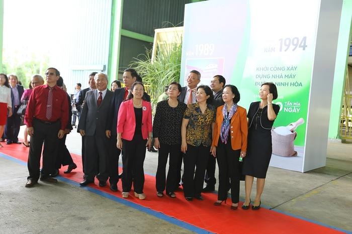Các khách mời tham quan lịch sử phát triển của Công ty cổ phần Đường Việt Nam.