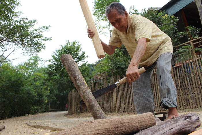 1.Năm nay đã 105 tuổi nên con cháu không cho ông lên rừng chặt củi, chặt tre nứa nữa, nhưng hễ con cháu chặt củi về y như rằng ông lại ra chặt từng khúc và chẻ nhỏ ra. Trong ảnh cụ đang chẻ khúc củi to bằng bắp chân. Ảnh: Đình Tuân