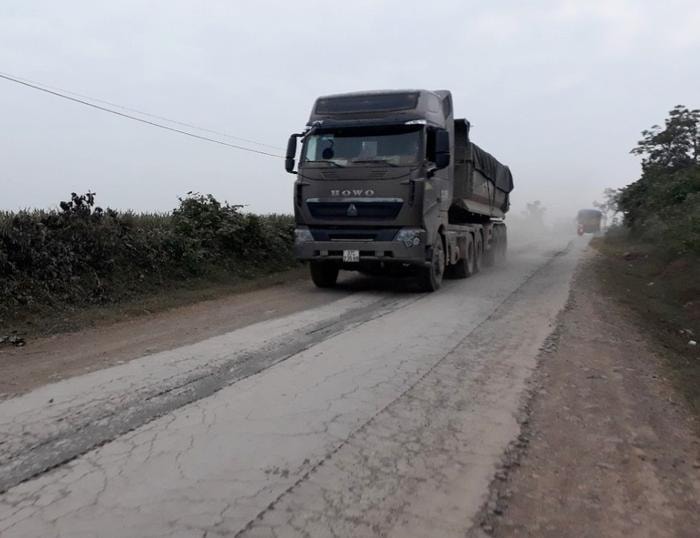 Mỗi ngày, trên tuyến đường này có hàng trăm lượt phương tiện đi qua, trong đó nhiều xe “ hổ vồ” quá tải trọng đang “cày nát” đường. Ảnh Thuý Nga.