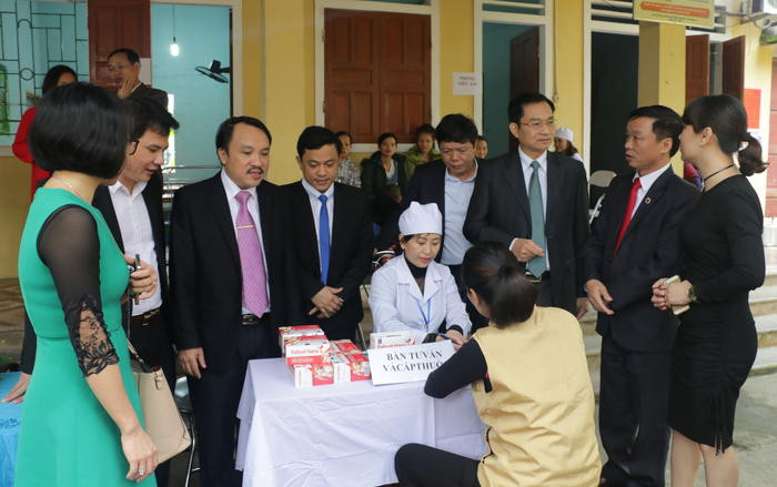 Các đại biểu tham quan điểm cung cấp dịch vụ khám sàng lọc trước sinh tại trạm y tế xã Thịnh Sơn (Đô Lương). Ảnh: Mỹ Hà