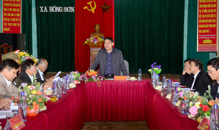 Bí thư Tỉnh uỷ Nguyễn Đắc Vinh chủ trì cuộc làm việc với xã Hồng Sơn, huyện Đô Lương. Ảnh: Thành Duy