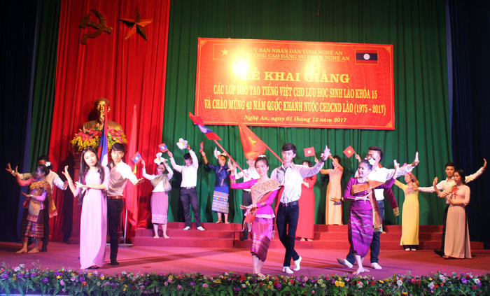 Tiết mục văn nghệ chào mừng lưu học sinh Lào khóa 15 và chào mừng 42 năm Ngày Quốc khánh nước CHDCND Lào của sinh viên Việt - Lào. Ảnh: Đinh Nguyệt
