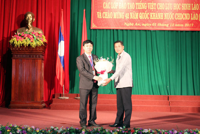 Đại diện lưu học sinh Lào khóa 15 tặng hoa cảm ơn lãnh đạo nhà trường. Ảnh: Đinh Nguyệt