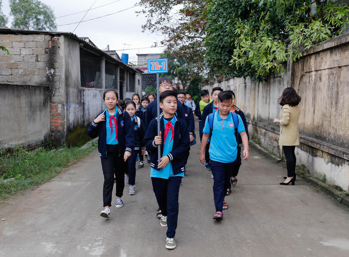 Các em giao lưu cùng các bạn học sinh khuyết tật qua các hoạt động văn hóa văn nghệ nhân ngày Quốc tế người khuyết tật (03/12).