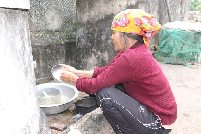 Hàng ngày, bà Tỉu lủi thủi một mình tự lo cho bản thân. Ảnh: Đạm Phương