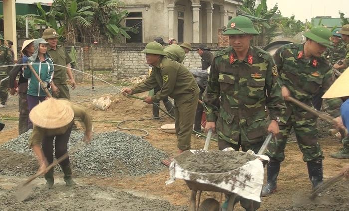 Cán bộ chiến sỹ Ban chỉ huy quân sự huyện Nghi Lộc phối hợp giúp đỡ ngày công. Ảnh: Quang Dũng