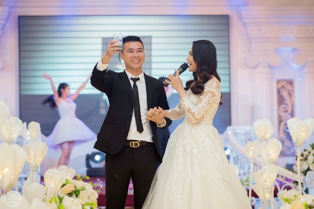 Trung vệ Phạm Thế Nhật tổ chức lễ cưới 1 ngày sau khi ra sân trận gặp FLC Thanh Hoá ở trận đấu cuối V.League 2017. Ảnh: NVCC