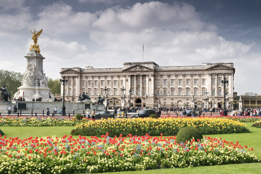 Cung điện Buckingham, Anh: Cung điện Buckingham có 775 phòng, gồm 19 phòng được sử dụng để tổ chức các sự kiện, 52 phòng hoàng gia và phòng khách, 188 phòng ngủ nhân viên, 92 văn phòng và 78 phòng tắm. Cung điện có mặt tiền rộng 108 m, sâu 120 m và cao 24 m. Cung điện Buckingham được xây dựng công phu và là trung tâm của chế độ quân chủ nước Anh, đồng thời cũng là địa điểm tổ chức các nghi lễ hoàng gia lớn hay đón tiếp khách do hoàng gia tổ chức. Ảnh: R.nagy.