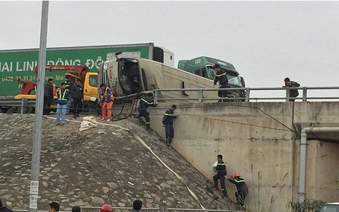 xe dau keo huc lat xe khach tren cao toc noi bai - lao cai hinh 2