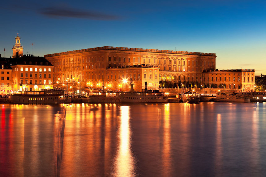 Cung điện Hoàng gia Stockholm, Thụy Điển: Cung điện Hoàng gia Stockholm là dinh thự chính thức của nhà vua, đồng thời là địa điểm tổ chức các sự kiện của hoàng gia. Cung điện được xây dựng theo phong cách baroque giống như cung điện La Mã với hơn 600 phòng, được chia làm 7 tầng theo thiết kế của kiến trúc sư Nicodemus Tessin. Không chỉ là nơi ở và làm việc của hoàng gia, cung điện còn được coi là công trình kỉ niệm về văn hóa, lịch sử của quốc gia. Ảnh: Oleksiy Mark.