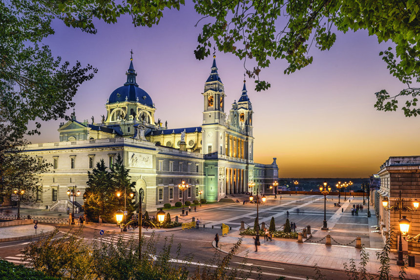 Palacio Real, Tây Ban Nha: Palacio Real de Madrid là nơi ở chính thức của hoàng gia Tây Ban Nha tại thành phố Madrid, nằm tại đường Calle de Bailén, phía tây của trung tâm thành phố Madrid, phía đông sông Manzanares. Tuy nhiên, hiện nay cung điện được sử dụng làm nơi tổ chức các buổi lễ của nhà nước, còn vua Juan Carlos và gia đình hoàng gia sống tại Palacio de la Zarzuela ở ngoại ô Madrid. Cung điện này thuộc sở hữu của Nhà nước Tây Ban Nha và do Patrimonio Nacional quản lý. Ảnh: Sean Pavone.