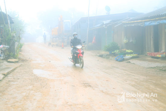 Sương mù dày đặc khiến người đi đường phải bật đèn xe giữa ban ngày. Ảnh: Đào Thọ